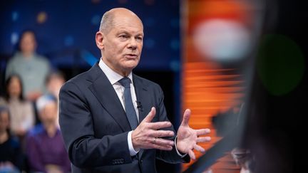 Le chancelier allemand, Olaf Scholz, lors de l'enregistrement d'une émission de télévision, à Berlin, le 13 février 2025. (MICHAEL KAPPELER / DPA / AFP)